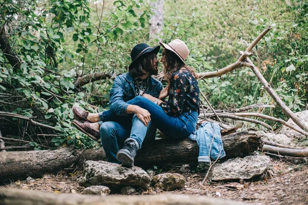 Novia y novio poner en un paseo casual en un campo con hierba amarilla . —  Fotos de Stock