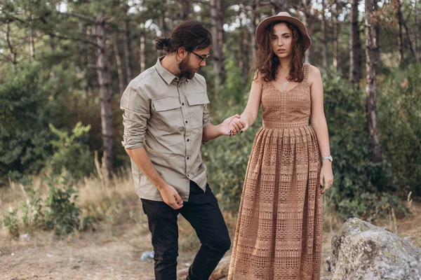 Erkek arkadaş ve kız arkadaş doğada birbirlerine sarılmak. 