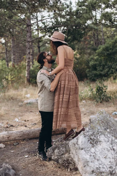 Novio y novia se abrazan en la naturaleza . —  Fotos de Stock