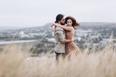 Erkek arkadaş ve kız arkadaş doğada birbirlerine sarılmak. 