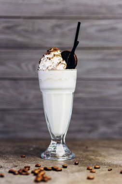 Bir bardak kakao ve çikolata ile lezzetli soğuk milkshake.