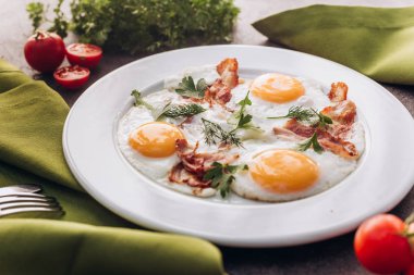 Sabahları pastırma ve yumurta ile mükemmel kahvaltı.