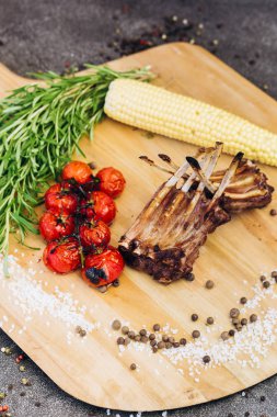 Otlar ile ahşap bir Tahta üzerinde sebze ile Et kaburga.