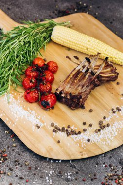 Otlar ile ahşap bir Tahta üzerinde sebze ile Et kaburga.