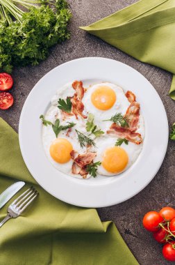 Sabahları pastırma ve yumurta ile mükemmel kahvaltı.