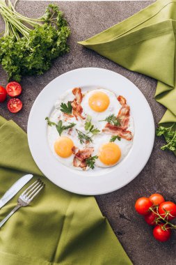 Sabahları pastırma ve yumurta ile mükemmel kahvaltı.
