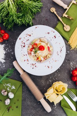 Pasta menü reklam için süslemeleri ile gri bir arka plan üzerinde spagetti yapılmış.