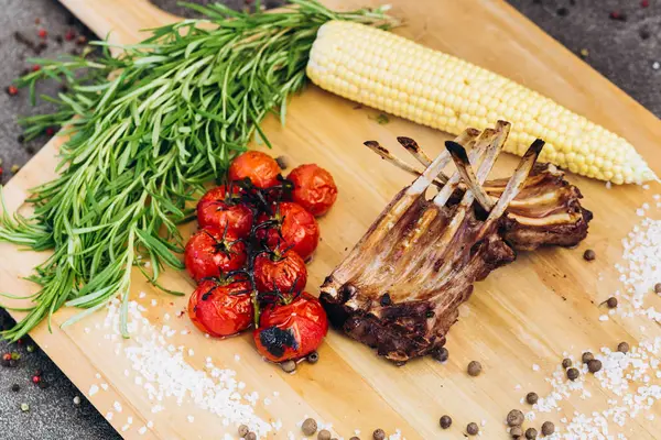 Otlar ile ahşap bir Tahta üzerinde sebze ile Et kaburga.