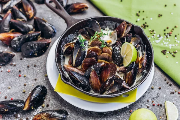Kremalı limon soslu fırında Akdeniz midyesi.