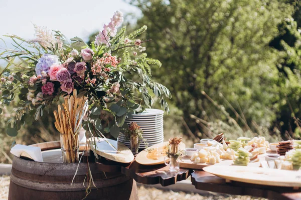 Boho bröllops bord med ekologisk inredning för gäster. — Stockfoto
