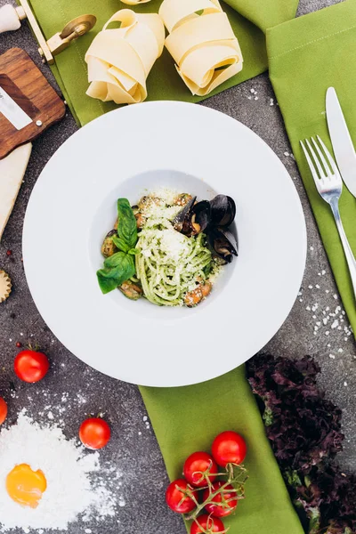 Massa feita de espaguete em um fundo cinza para anunciar o menu . — Fotografia de Stock