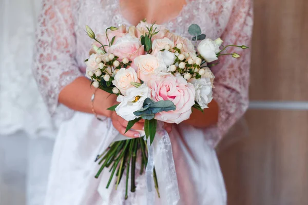 Světle růžová svatební kytice s jemným růžovým květem. — Stock fotografie