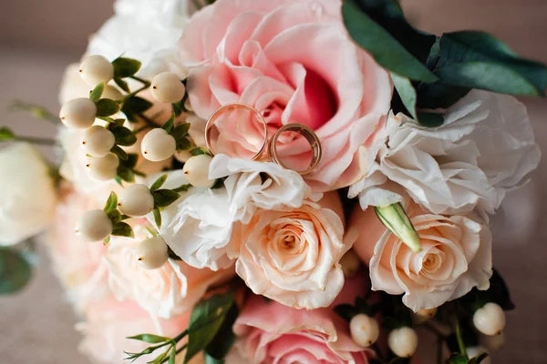 Světle růžová svatební kytice s jemným růžovým květem s prstenci. — Stock fotografie