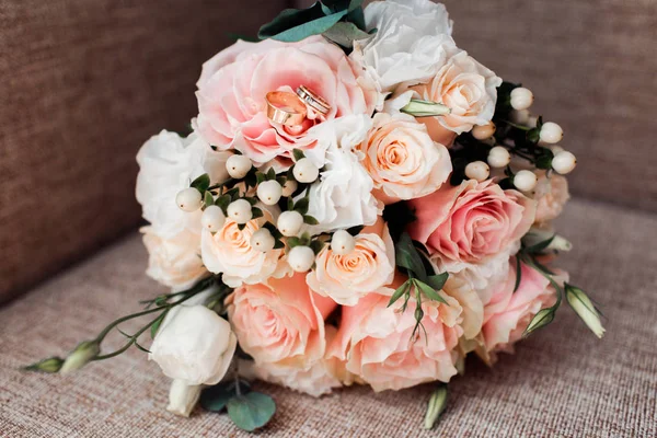 Блідо-рожевий весільний букет з ніжними рожевими квітами . — стокове фото