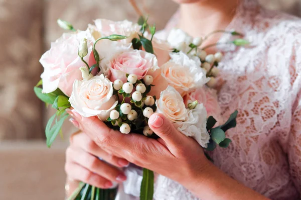 Блідо-рожевий весільний букет з ніжними рожевими квітами . — стокове фото