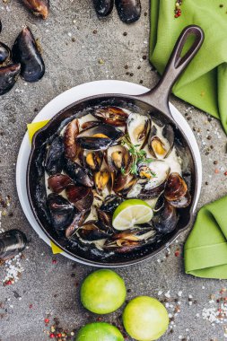 Kremalı limon soslu fırında Akdeniz midyesi.