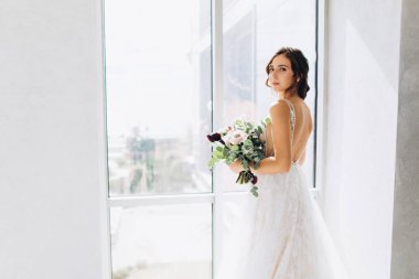 Düğün buketi olan gelin. Gelinle Sabah.