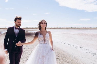 Mutlu gelin ve damat bir düğün günü çalıştırmak ve gülümseme. 