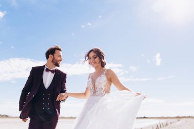 Mutlu gelin ve damat bir düğün günü çalıştırmak ve gülümseme. 