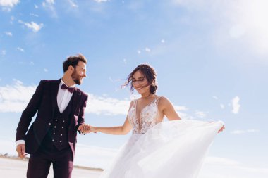Mutlu gelin ve damat bir düğün günü çalıştırmak ve gülümseme. 