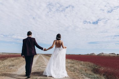 Mutlu gelin ve damat bir düğün günü çalıştırmak ve gülümseme. 