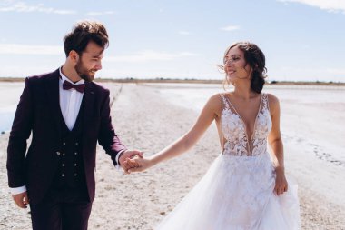 Mutlu gelin ve damat bir düğün günü çalıştırmak ve gülümseme. 