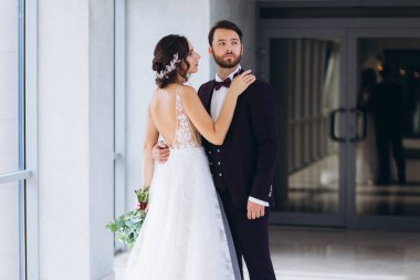 Otel binasında gelin ve damat 