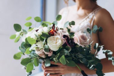 Düğün buketi olan gelin. Gelinle Sabah.