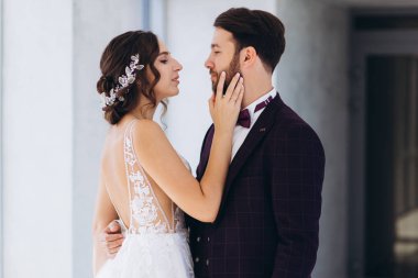 Aşk gelini ve damadı öp. Birlikte mutluyuz