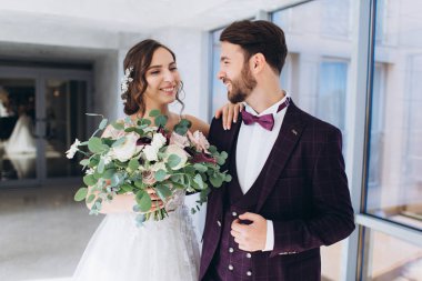 Aşk gelini ve damadı öp. Birlikte mutluyuz