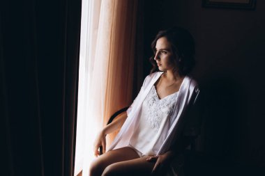 Genç bir gelinin hassas düğün sabahı. Portre. 