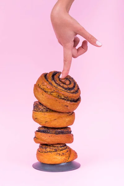 Pembe bir arka plan üzerinde haşhaş tohumu ile tatlı, sıcak çörekler. Muffins. — Stok fotoğraf