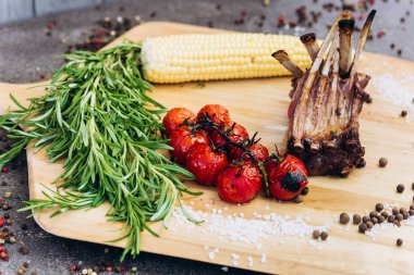 Otlar ile ahşap bir Tahta üzerinde sebze ile Et kaburga.