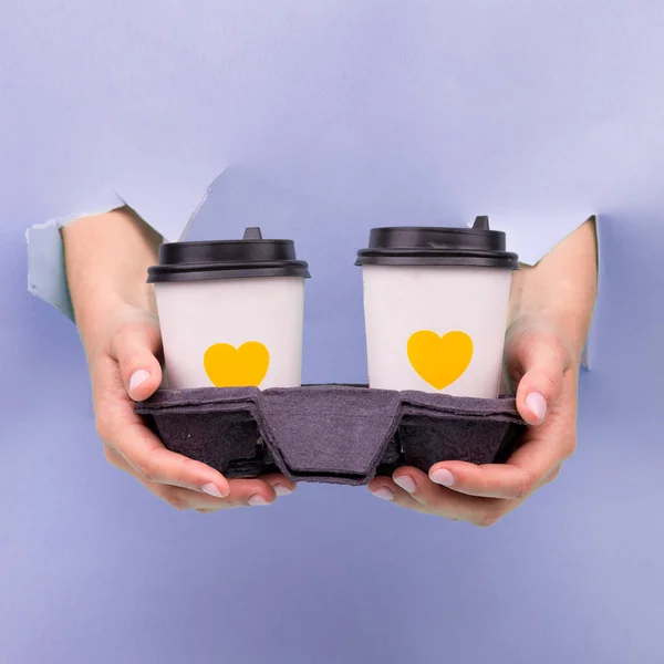マニキュアと手にコーヒーの2枚の紙カップ. — ストック写真