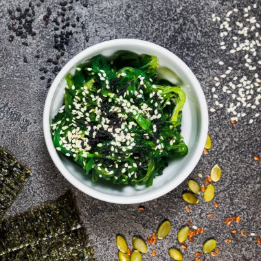 Chuk yosun salatası ve susam tohumu. Çin mutfağı..