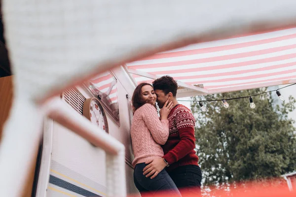 Amar a una pareja sola en un remolque en un viaje. Romance para los amantes. —  Fotos de Stock