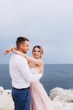 Deniz kıyısında birbirini seven bir çift. Düğün için. Yeni evliler.