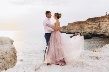 Deniz kıyısında birbirini seven bir çift. Düğün için. Yeni evliler.