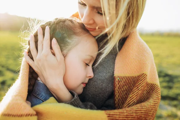 Madre e hija están jugando en la hierba verde. Las madres aman. — Foto de Stock