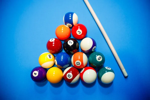 El juego del billar americano. Bolas de billar multicolores en la mesa de juego. —  Fotos de Stock