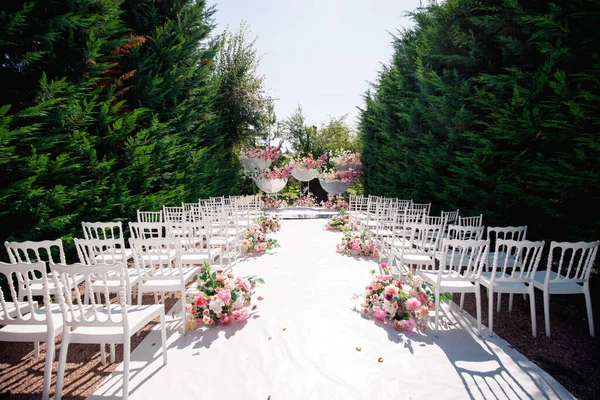 Esküvői ív dekoratív kialakítása virágokkal. — Stock Fotó