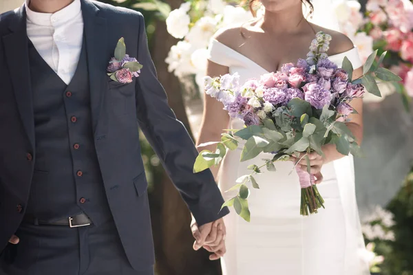 Ślub asymetryczny fioletowy bukiet w rękach panny młodej. — Zdjęcie stockowe