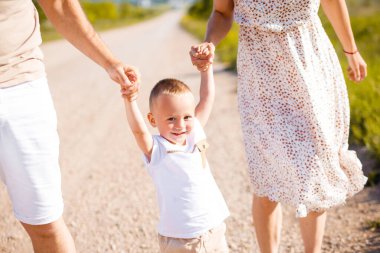 Doğada mutlu bir aile. Anne, baba ve oğul doğada..