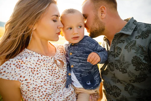 Lycklig familj i naturen. Mor, far och son i naturen. — Stockfoto