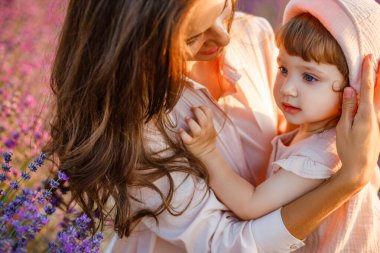 Genç bir anne doğada kızıyla birlikte yürür. Güzel insanların portreleri..