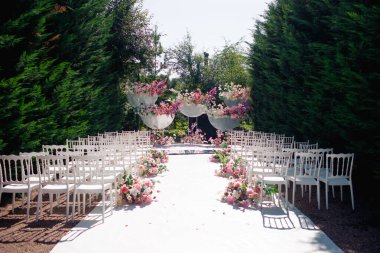 Düğün asimetrik mor buketi gelinin ellerinde.