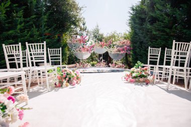 Düğün asimetrik mor buketi gelinin ellerinde.