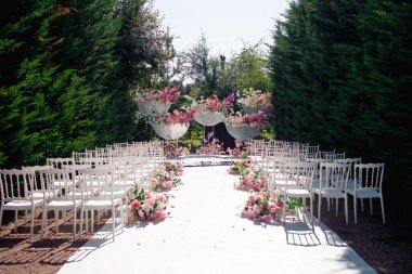 Çiçekli bir düğün kemerinin dekoratif tasarımı.