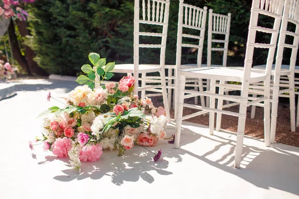 Projekt dekoracyjny krzesła weselnego z kwiatami. — Zdjęcie stockowe