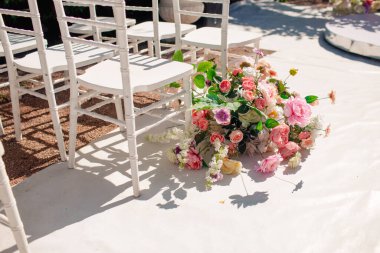 Çiçekli bir düğün sandalyesinin dekoratif tasarımı.